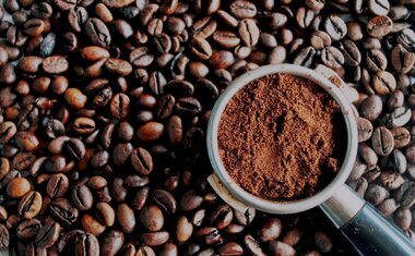 Nem na própria embalagem, nem na geladeira: saiba qual o melhor lugar para guardar o café